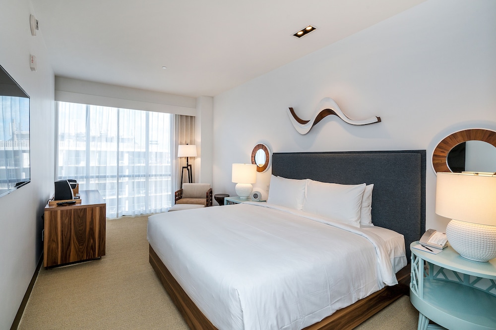 Hyatt Centric Waikiki Beach — Hotel rooms in Honolulu, Hawaii