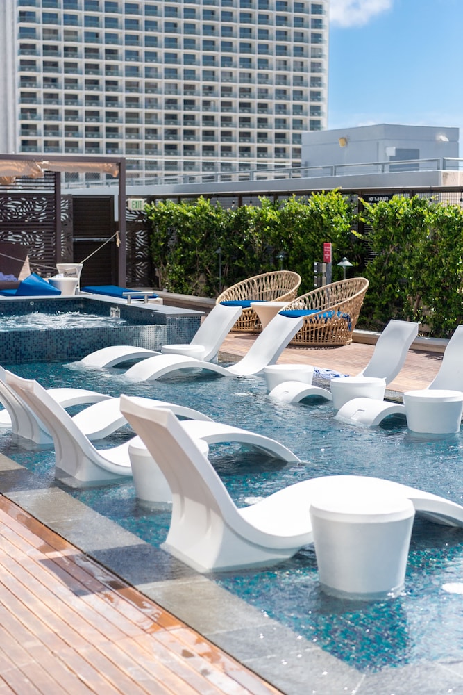 Hyatt Centric Waikiki Beach — Swimming pool in Honolulu, Hawaii