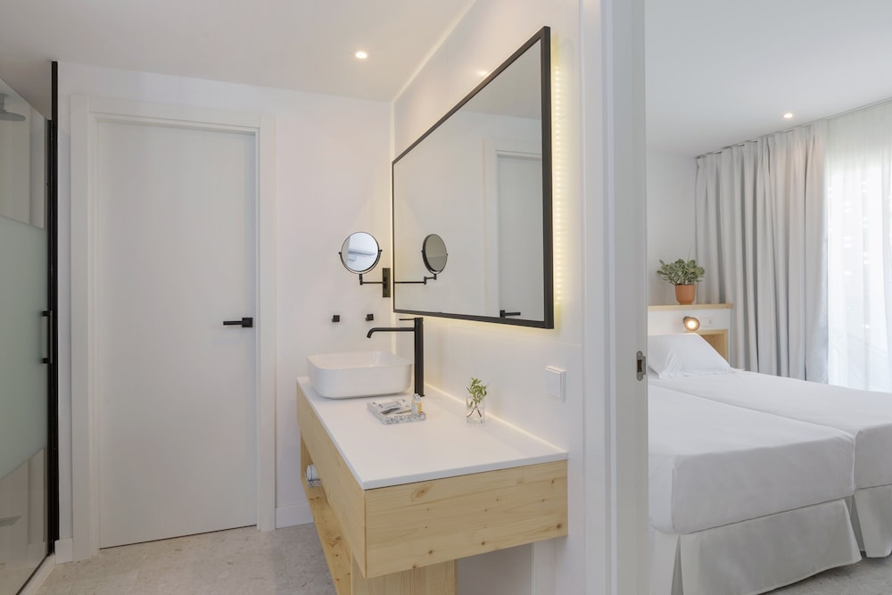 Hotel HM Ayron Park – Adults Only — Hotel rooms in Playa de Palma, Balearic Islands