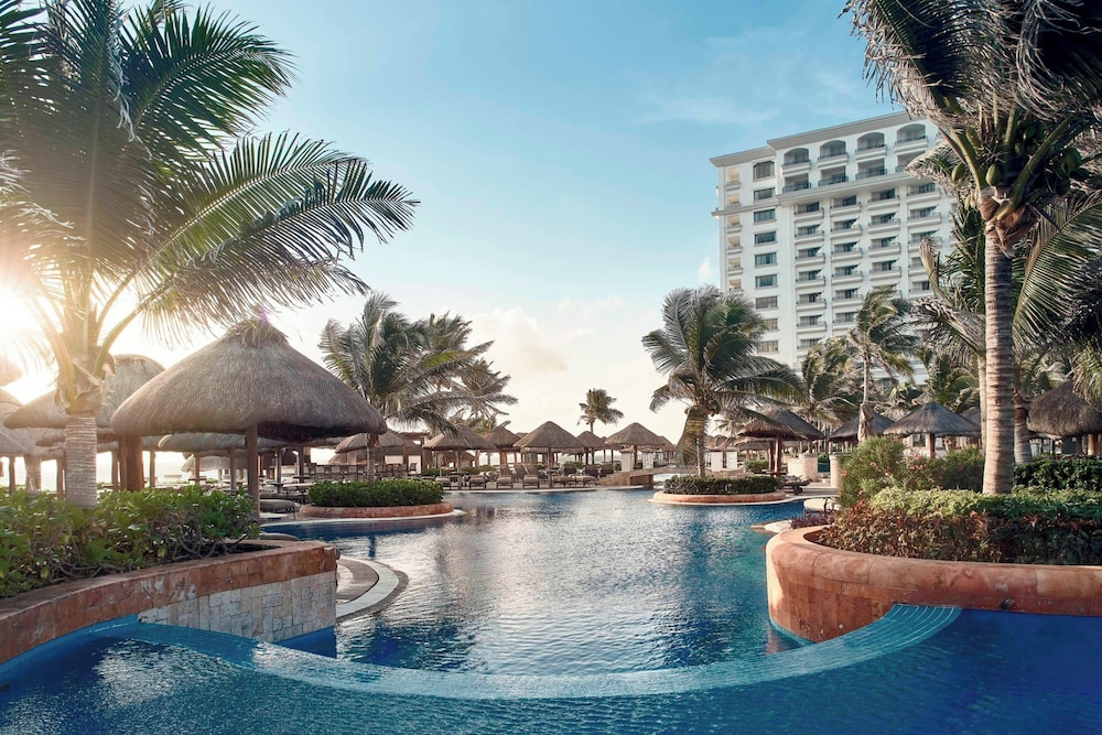 JW Marriott Cancun Resort & Spa — Swimming pool in Cancun, Quintana Roo