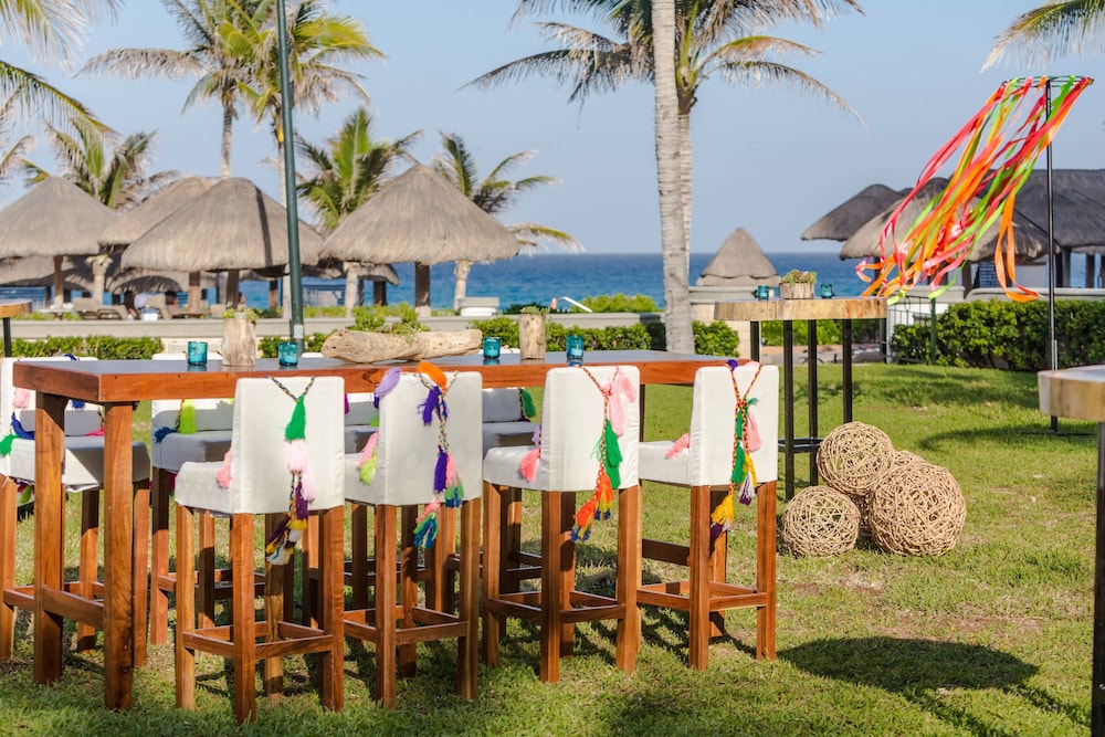 JW Marriott Cancun Resort & Spa — Restaurant & bars in Cancun, Quintana Roo