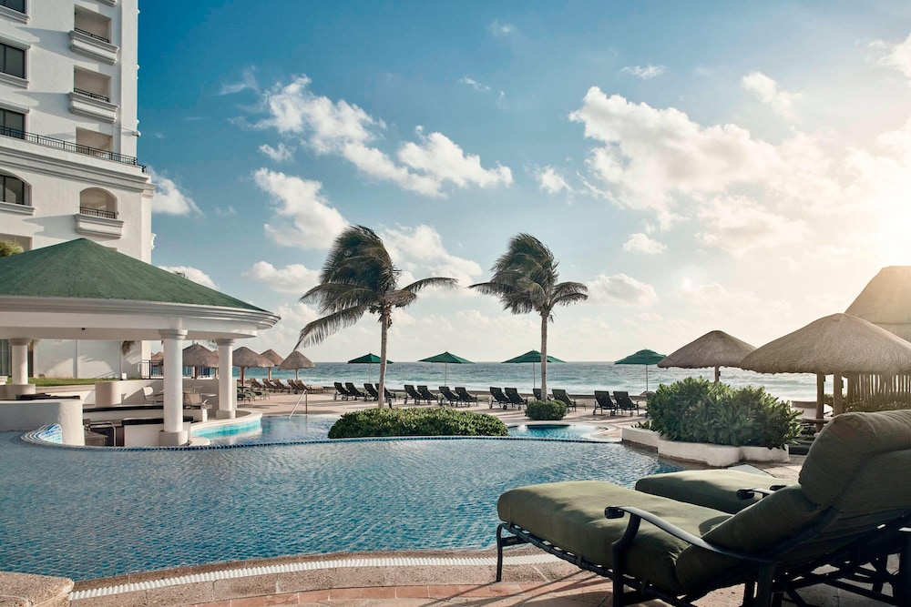 JW Marriott Cancun Resort & Spa — Swimming pool in Cancun, Quintana Roo