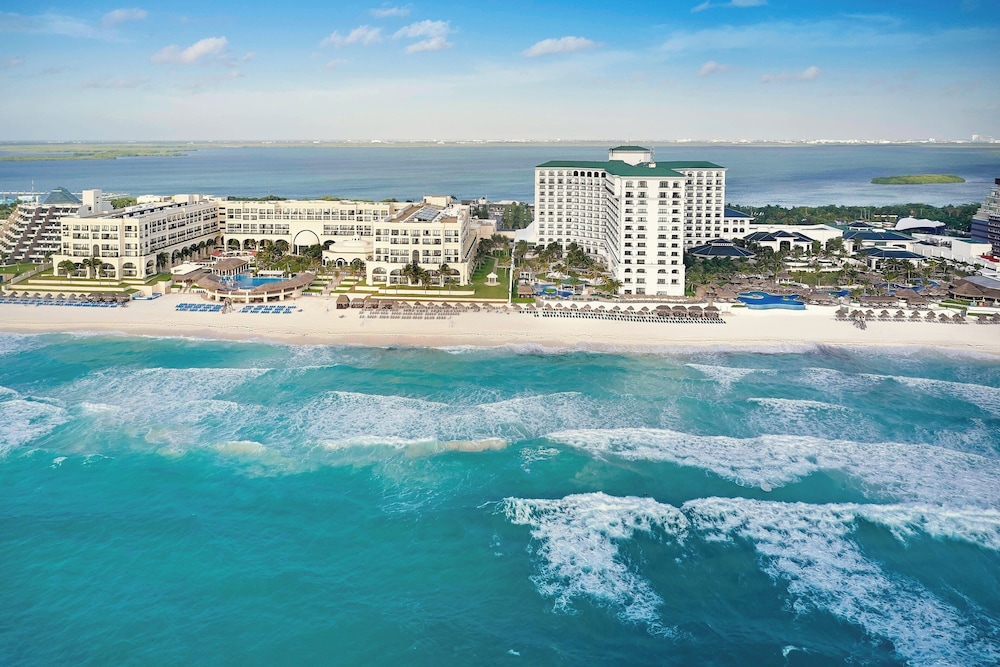 JW Marriott Cancun Resort & Spa — Hotel building in Cancun, Quintana Roo