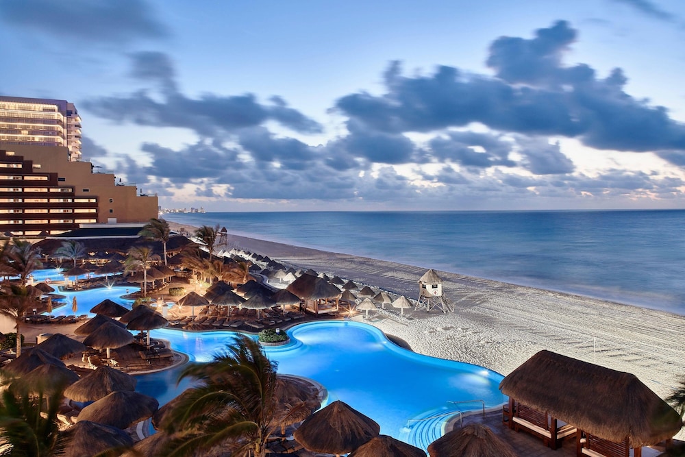 JW Marriott Cancun Resort & Spa — Swimming pool in Cancun, Quintana Roo