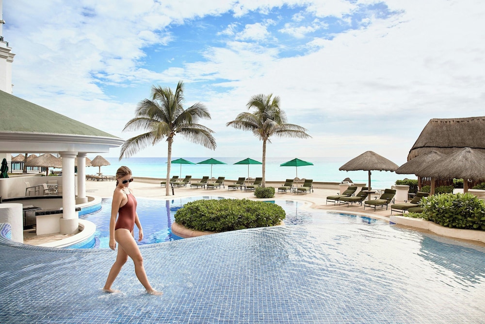 JW Marriott Cancun Resort & Spa — Swimming pool in Cancun, Quintana Roo
