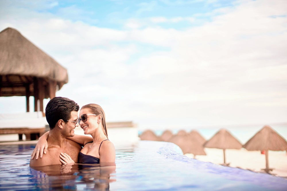 JW Marriott Cancun Resort & Spa — Swimming pool in Cancun, Quintana Roo