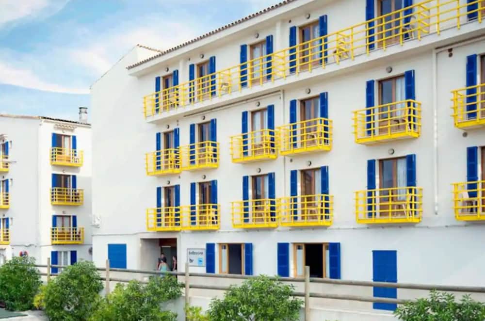 Hotel Bellavista — Hotel building in Cala Ratjada, Balearic Islands