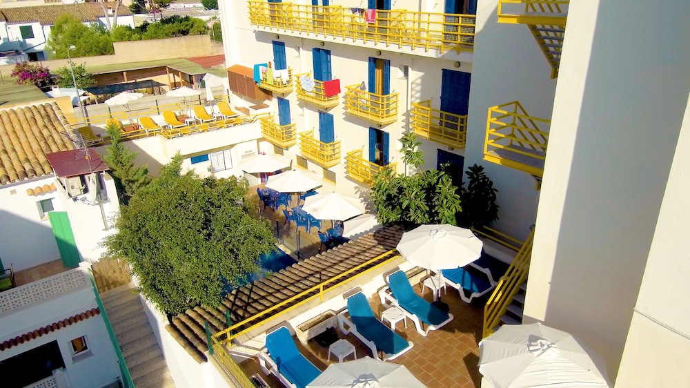 Hotel Bellavista — Hotel building in Cala Ratjada, Balearic Islands