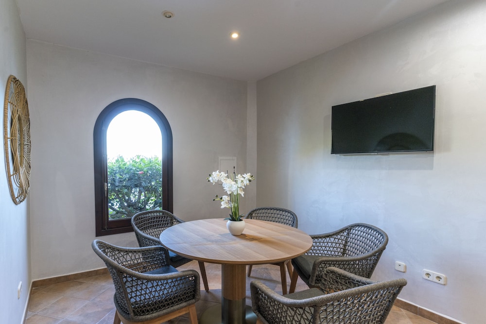 Calallonga Hotel Menorca — Hotel rooms in Es Castell, Balearic Islands