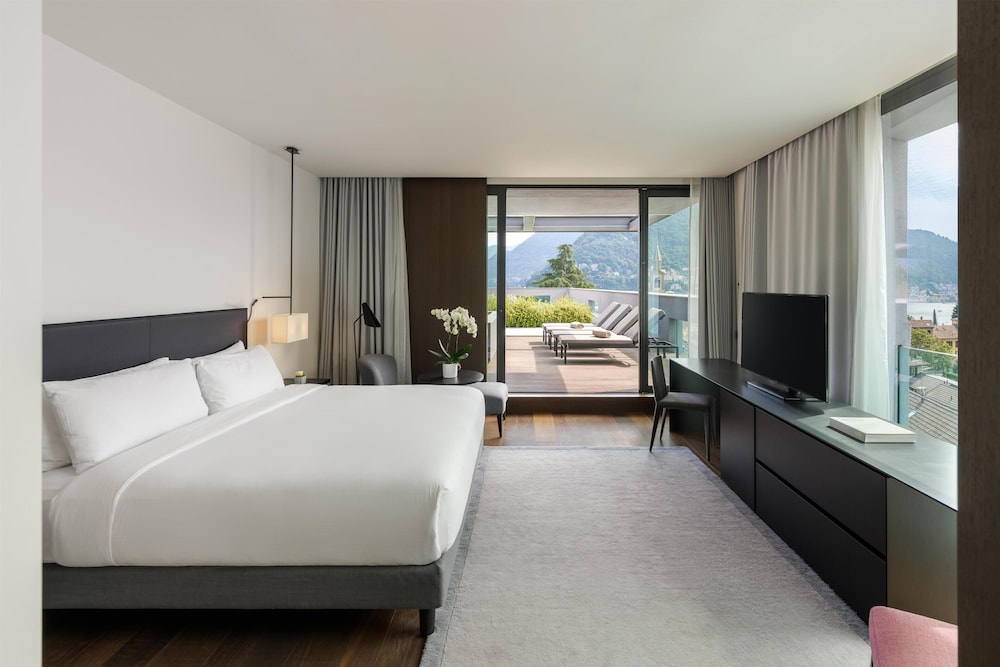 Hilton Lake Como — Hotel rooms in Como, Lombardy