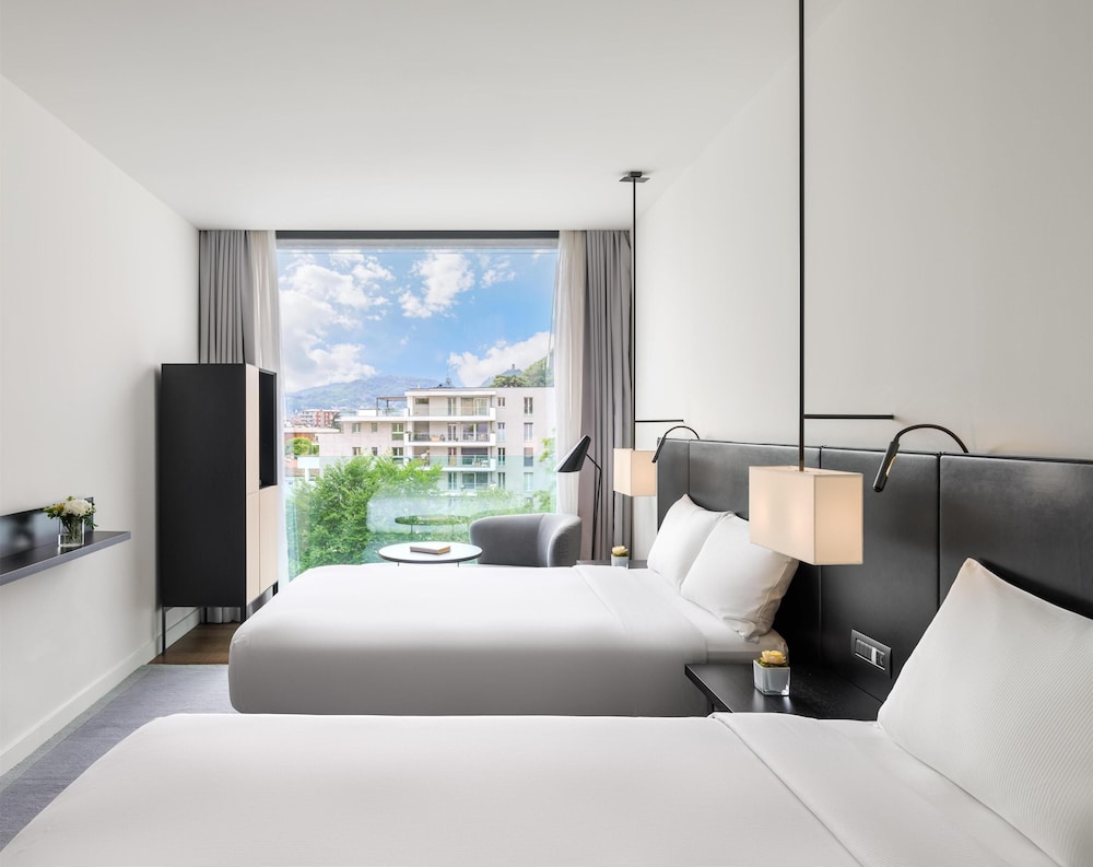 Hilton Lake Como — Hotel rooms in Como, Lombardy