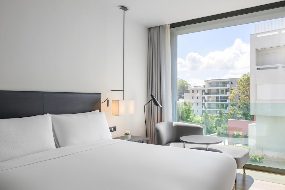Hilton Lake Como — Hotel rooms in Como, Lombardy
