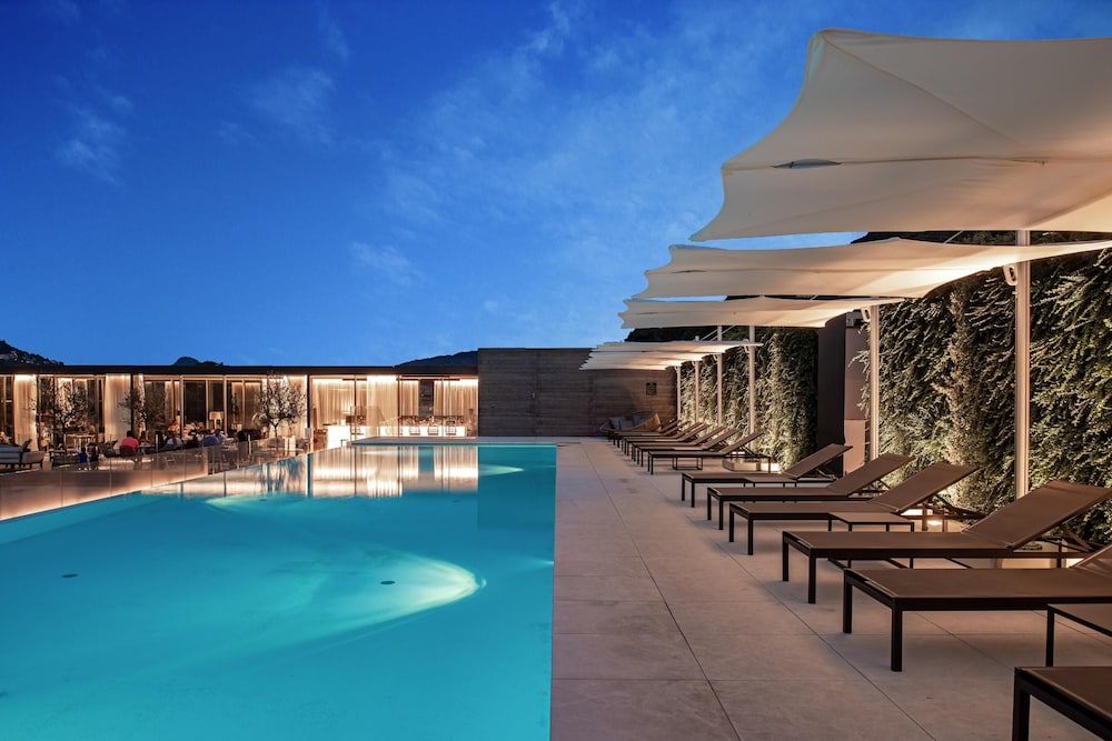 Hilton Lake Como — Swimming pool in Como, Lombardy