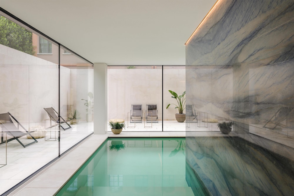 Hilton Lake Como — Swimming pool in Como, Lombardy