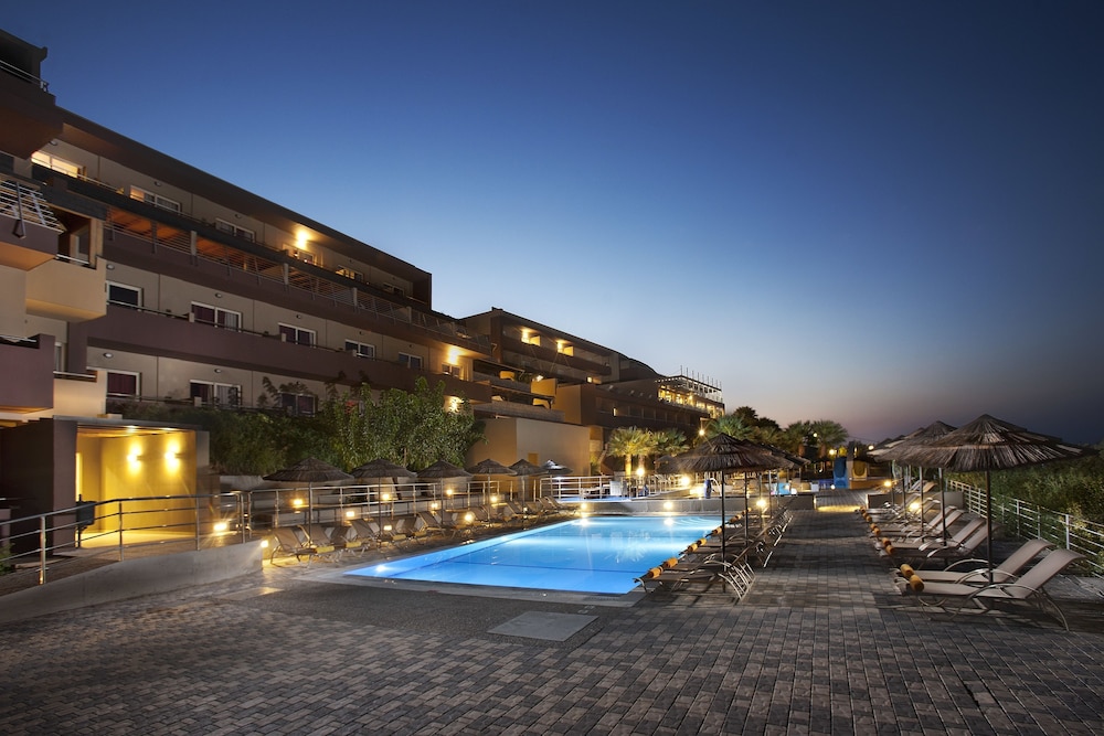 Blue Bay Resort Hotel — Swimming pool in Lygaria