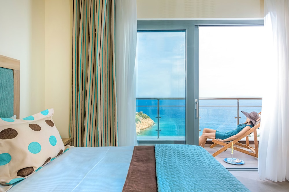 Blue Bay Resort Hotel — Hotel rooms in Lygaria