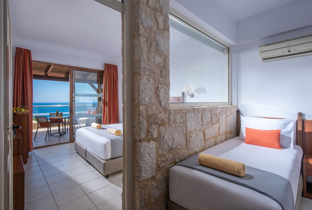 Blue Bay Resort Hotel — Hotel rooms in Lygaria