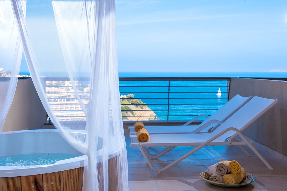 Blue Bay Resort Hotel — Hotel rooms in Lygaria