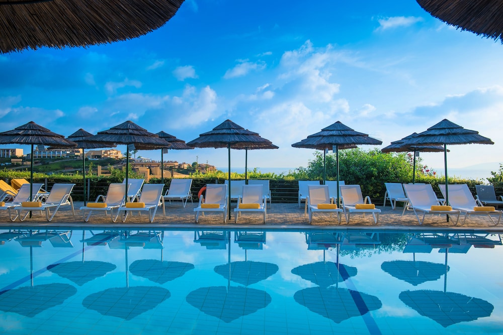 Blue Bay Resort Hotel — Swimming pool in Lygaria