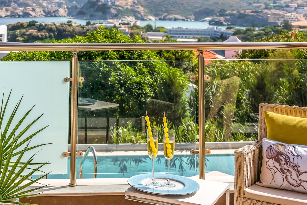 Blue Bay Resort Hotel — Swimming pool in Lygaria