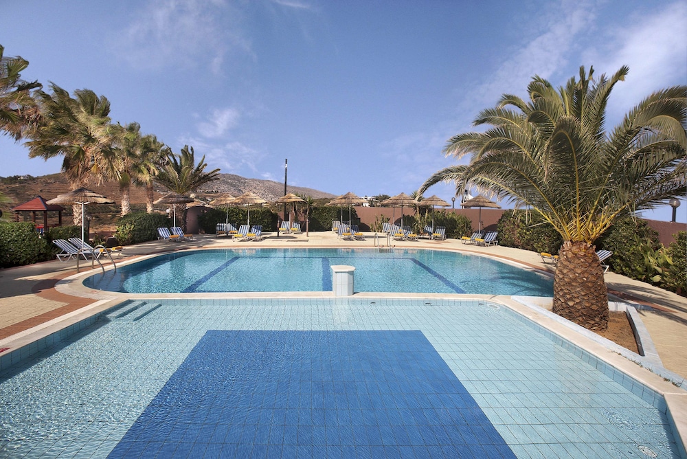 Blue Bay Resort Hotel — Swimming pool in Lygaria