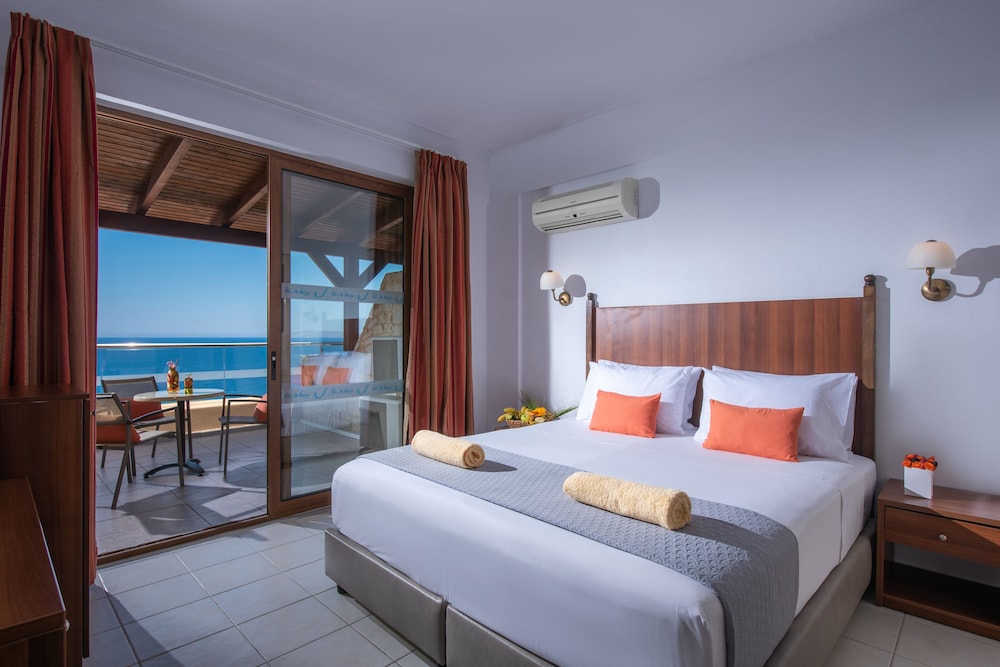 Blue Bay Resort Hotel — Hotel rooms in Lygaria