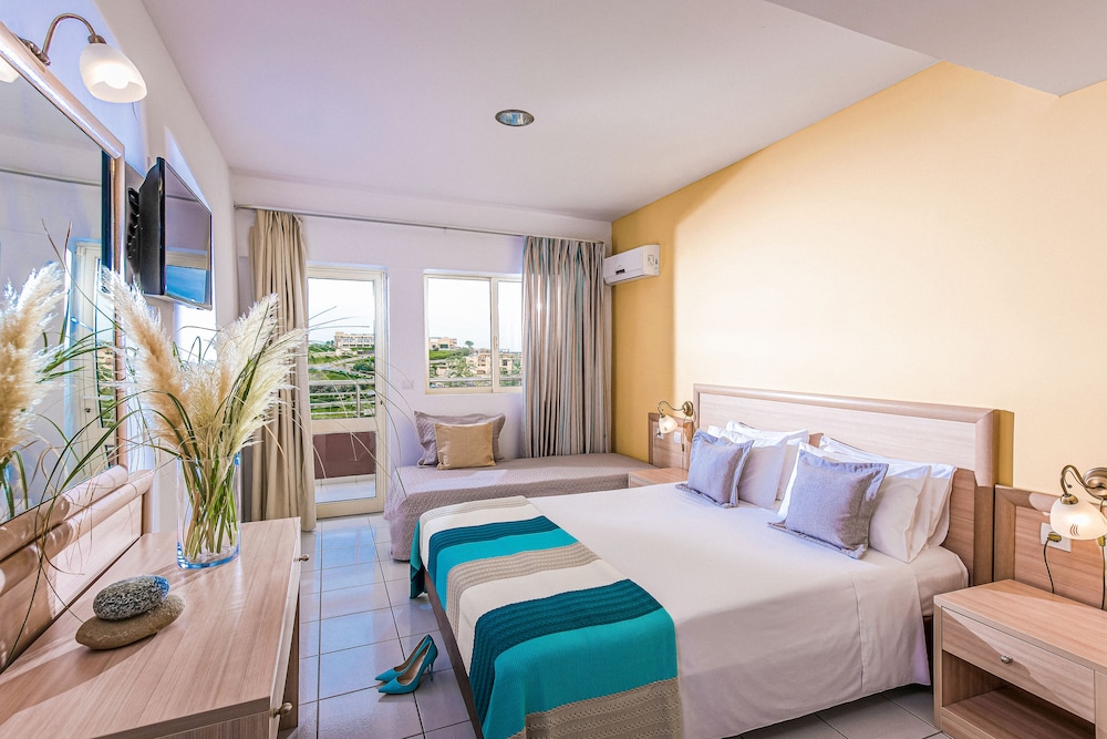 Blue Bay Resort Hotel — Hotel rooms in Lygaria