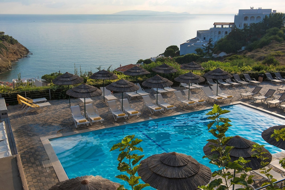 Blue Bay Resort Hotel — Swimming pool in Lygaria