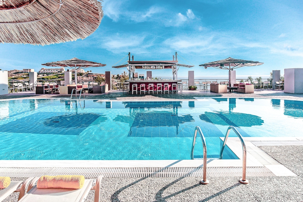 Blue Bay Resort Hotel — Swimming pool in Lygaria
