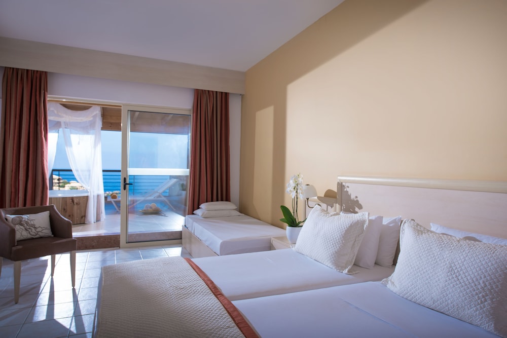 Blue Bay Resort Hotel — Hotel rooms in Lygaria