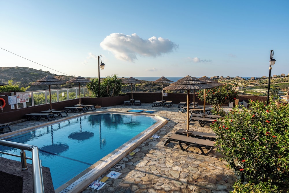 Blue Bay Resort Hotel — Swimming pool in Lygaria