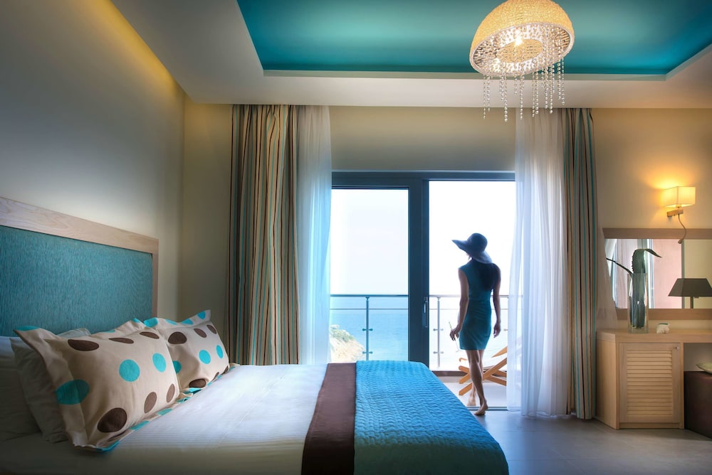 Blue Bay Resort Hotel — Hotel rooms in Lygaria