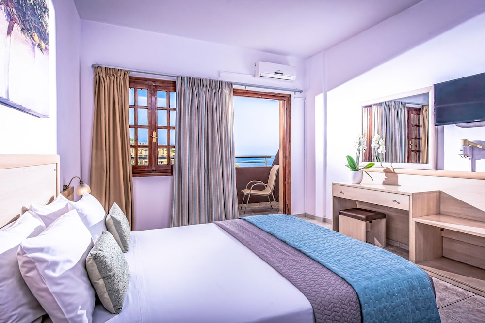 Blue Bay Resort Hotel — Hotel rooms in Lygaria