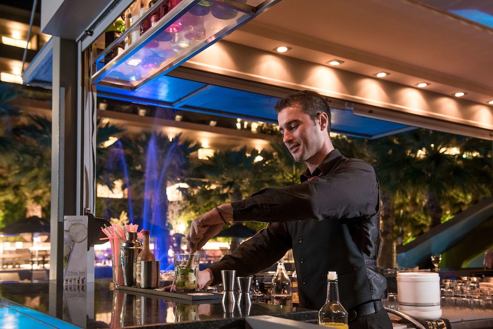 Blue Bay Resort Hotel — Restaurant & bars in Lygaria