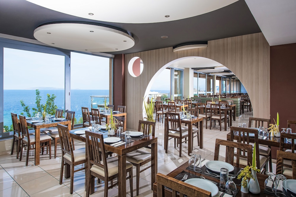 Blue Bay Resort Hotel — Restaurant & bars in Lygaria