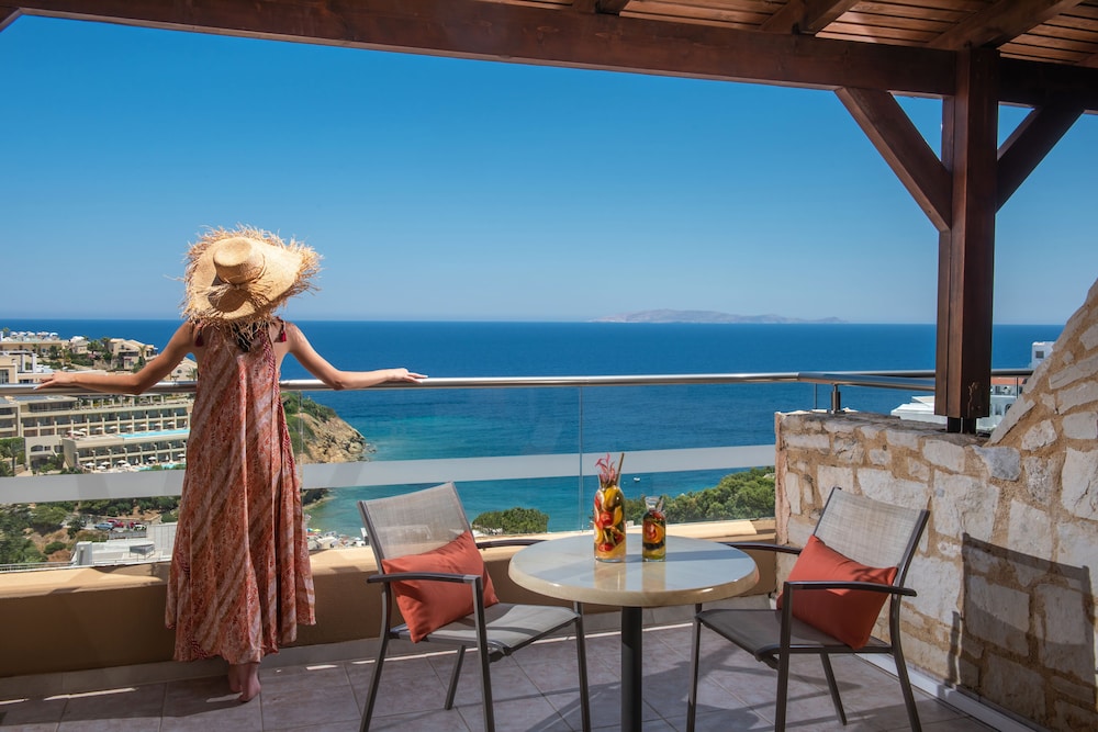 Blue Bay Resort Hotel — Hotel rooms in Lygaria