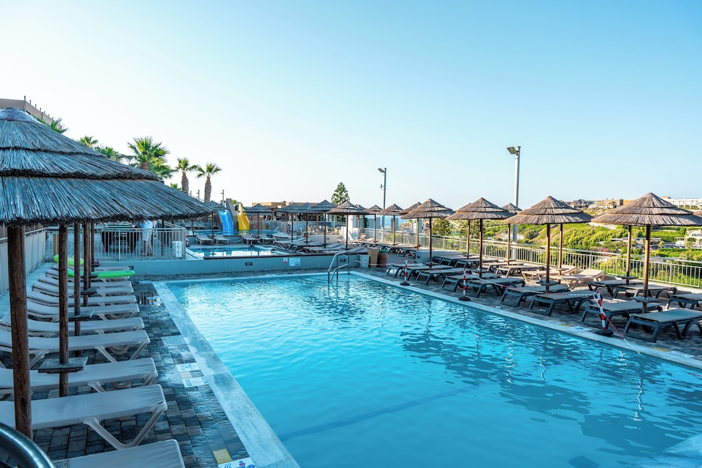 Blue Bay Resort Hotel — Swimming pool in Lygaria