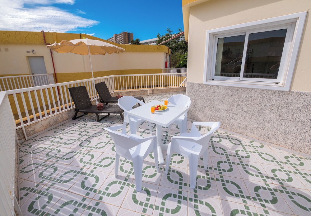 Checkin Bungalows Atlantida — Hotel building in Los Cristianos, Canary Islands