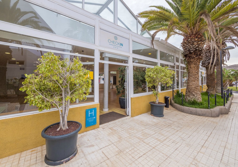 Checkin Bungalows Atlantida — Hotel building in Los Cristianos, Canary Islands