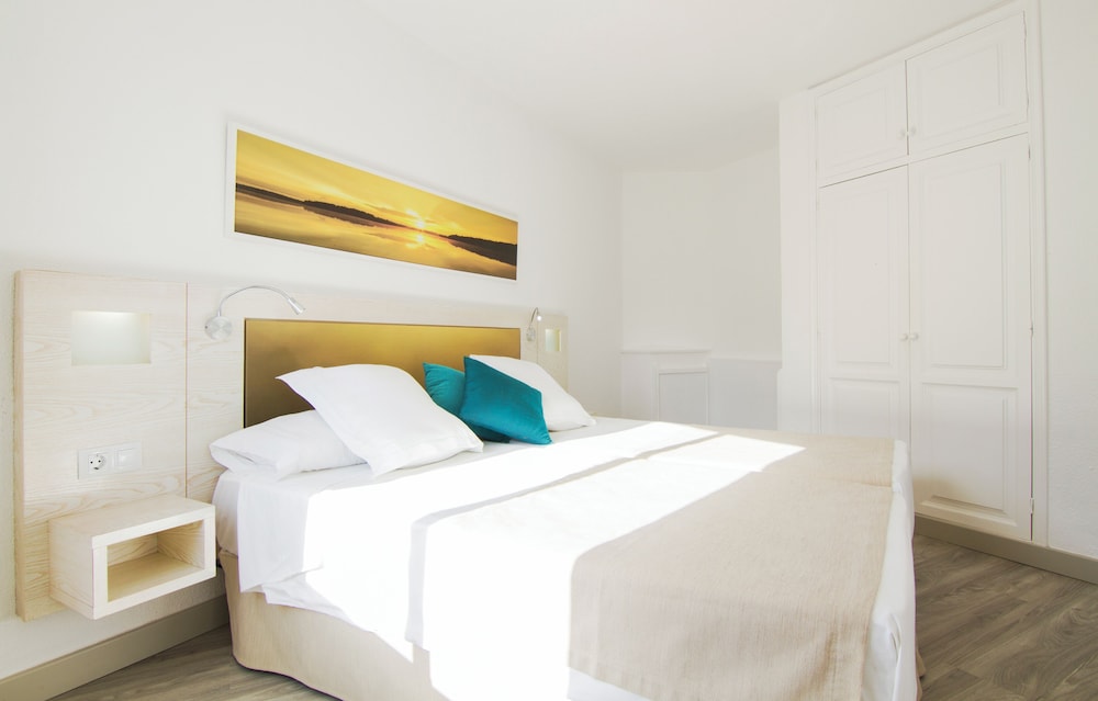 Checkin Bungalows Atlantida — Hotel rooms in Los Cristianos, Canary Islands