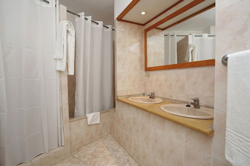 Checkin Bungalows Atlantida — Hotel rooms in Los Cristianos, Canary Islands