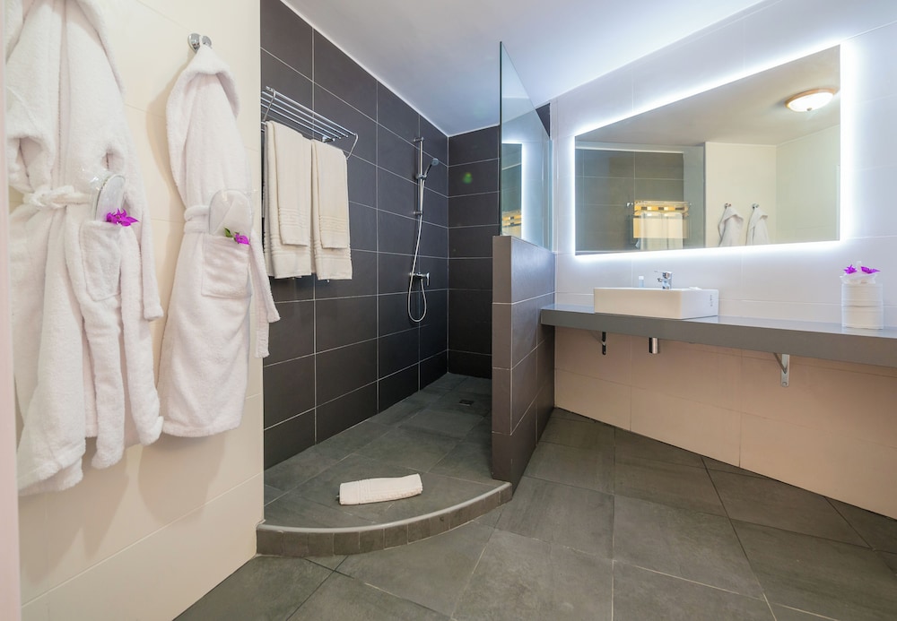 Checkin Bungalows Atlantida — Hotel rooms in Los Cristianos, Canary Islands