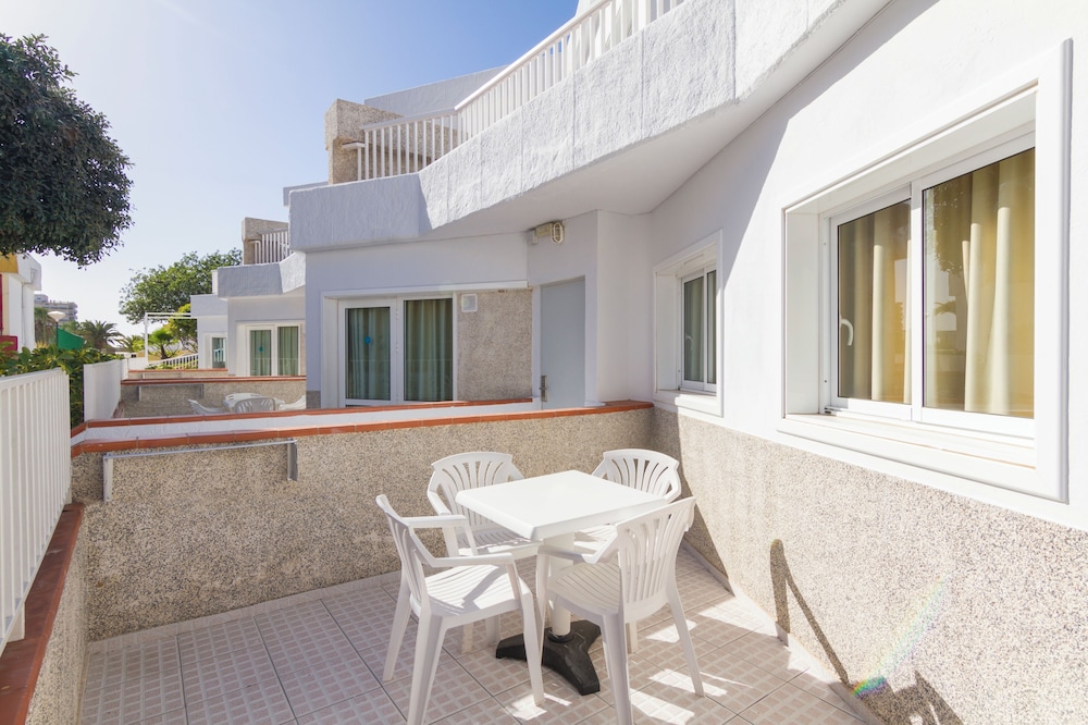 Checkin Bungalows Atlantida — Hotel building in Los Cristianos, Canary Islands