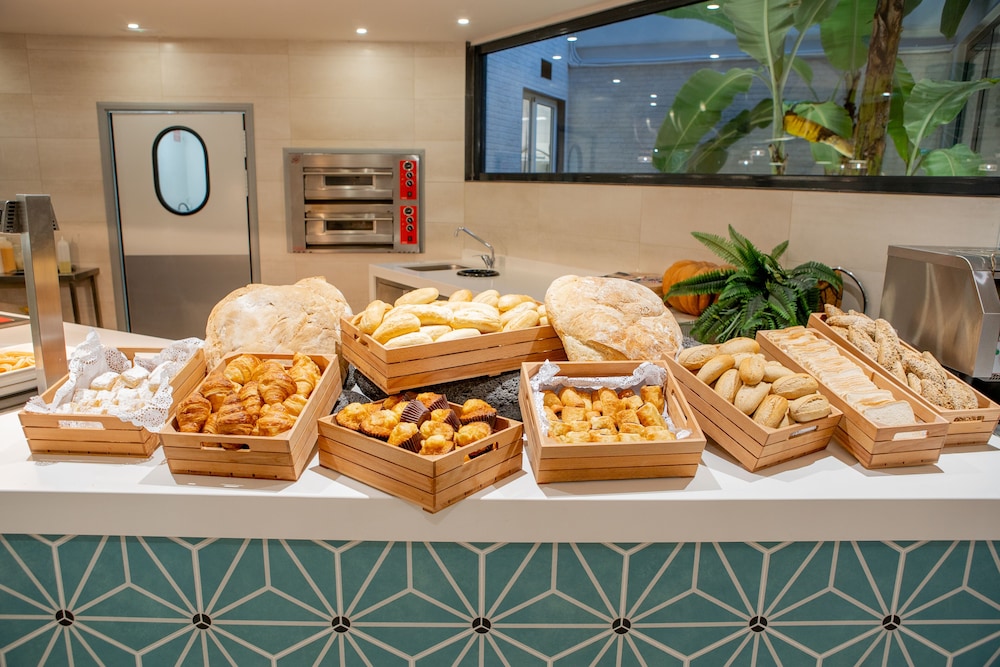 Checkin Bungalows Atlantida — Restaurant & bars in Los Cristianos, Canary Islands