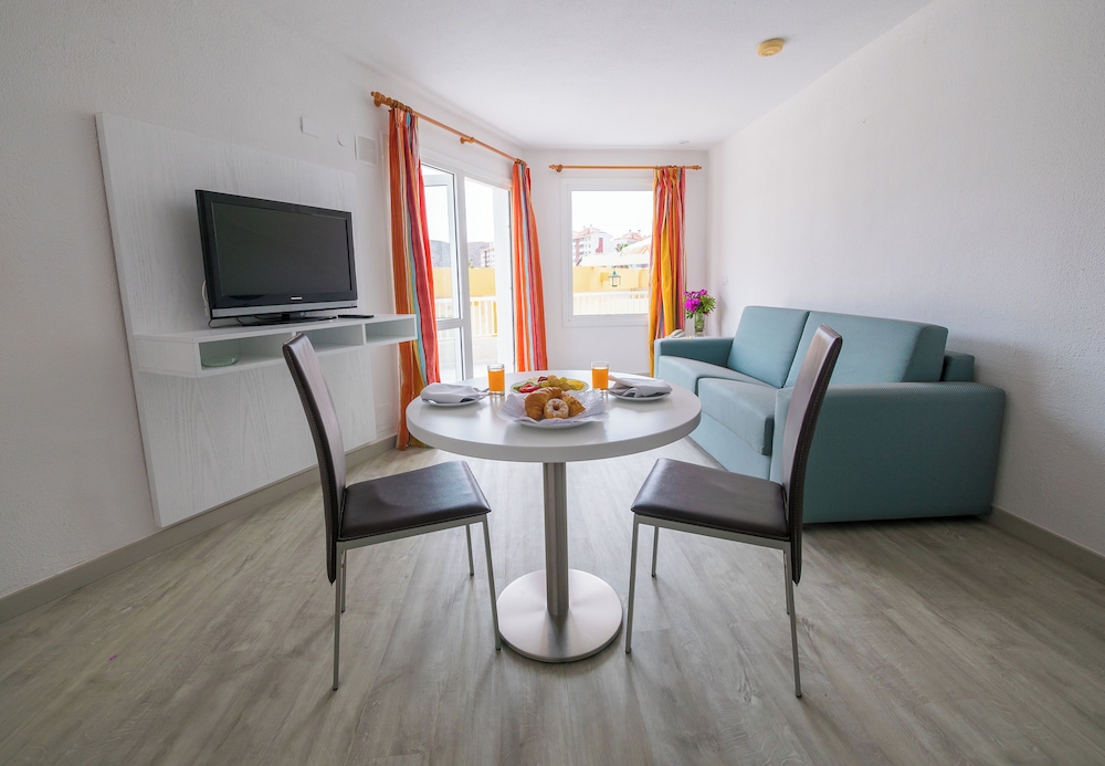 Checkin Bungalows Atlantida — Hotel rooms in Los Cristianos, Canary Islands
