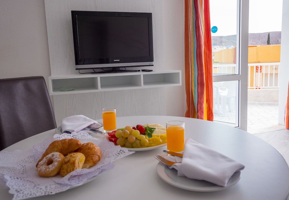 Checkin Bungalows Atlantida — Hotel rooms in Los Cristianos, Canary Islands