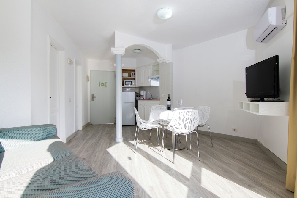 Checkin Bungalows Atlantida — Hotel rooms in Los Cristianos, Canary Islands