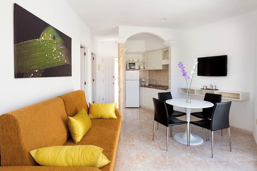 Checkin Bungalows Atlantida — Hotel rooms in Los Cristianos, Canary Islands