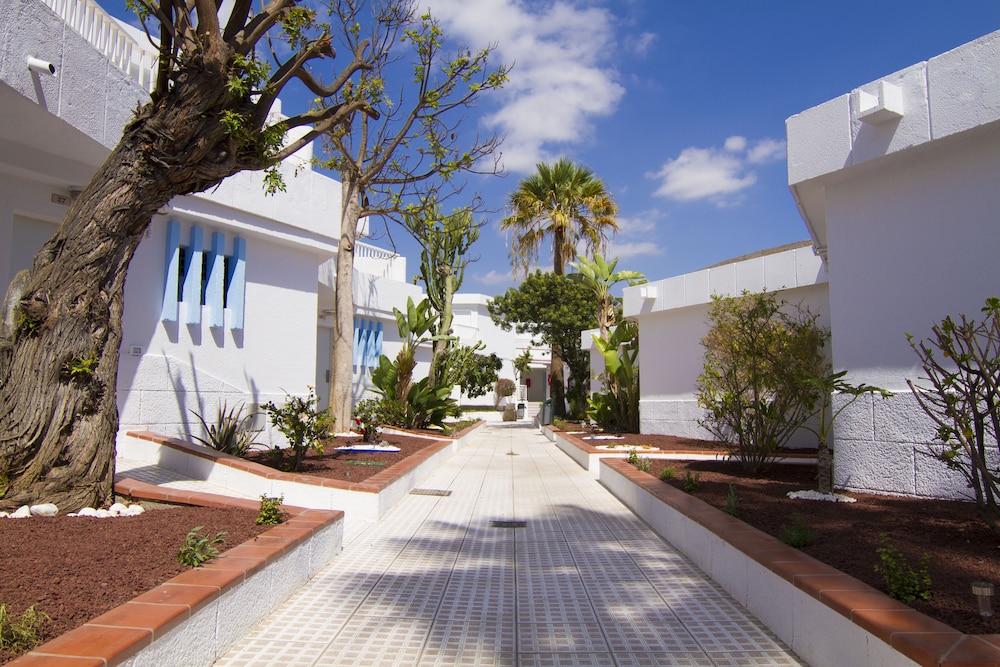 Checkin Bungalows Atlantida — Hotel building in Los Cristianos, Canary Islands