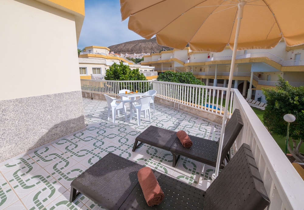 Checkin Bungalows Atlantida — Hotel building in Los Cristianos, Canary Islands